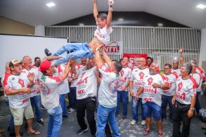Presidente eleito, Ronaldo Costa, o Ripa nos braços dos companheiros de chapa. Foto: Gustavo Dantas