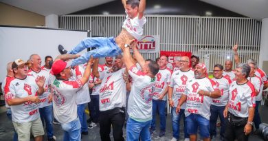 Presidente eleito, Ronaldo Costa, o Ripa nos braços dos companheiros de chapa. Foto: Gustavo Dantas